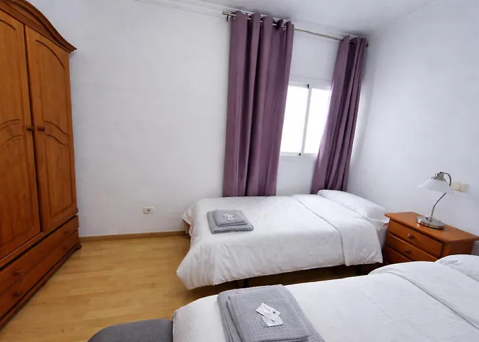 Moya Canary Away & Parking *